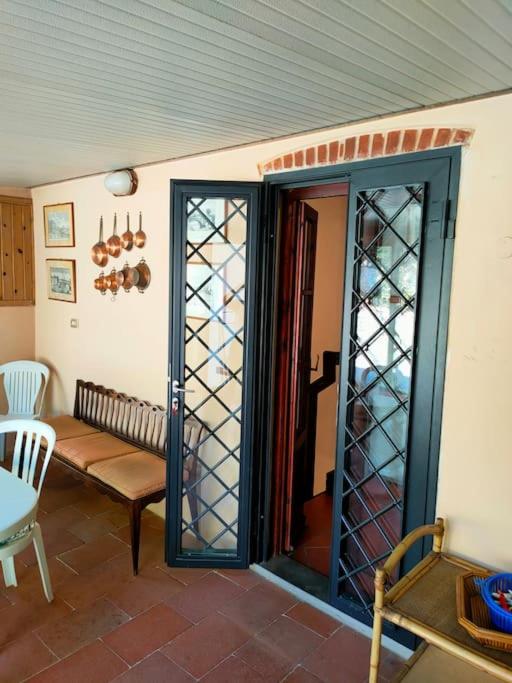 um quarto com uma porta com um banco e uma mesa em CASA DI NAT em Pratolino