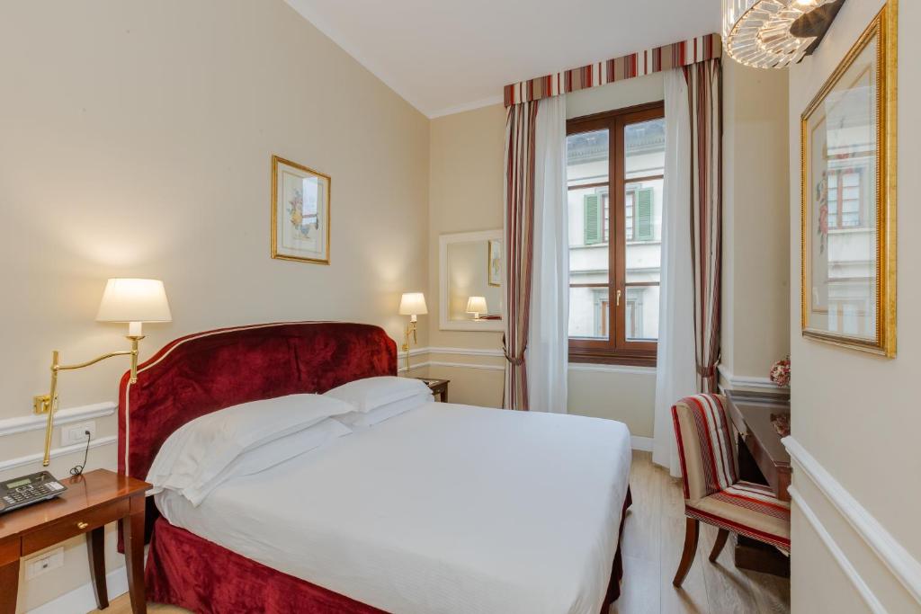 Postel nebo postele na pokoji v ubytování FH55 Hotel Calzaiuoli