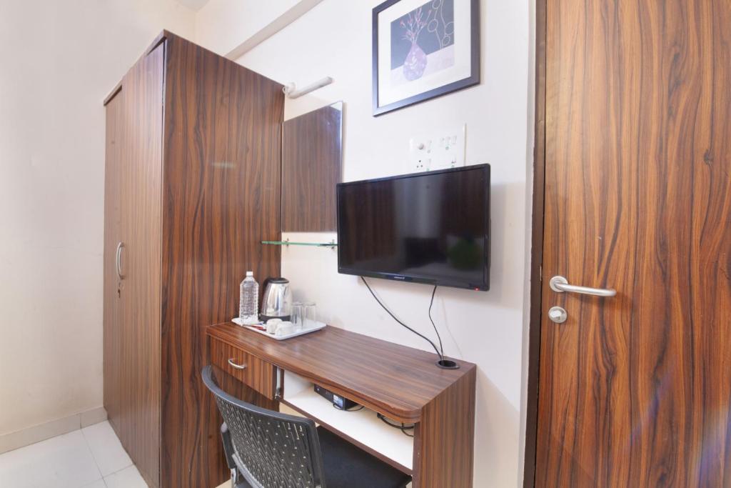TV a/nebo společenská místnost v ubytování Treebo Park View Hadapsar