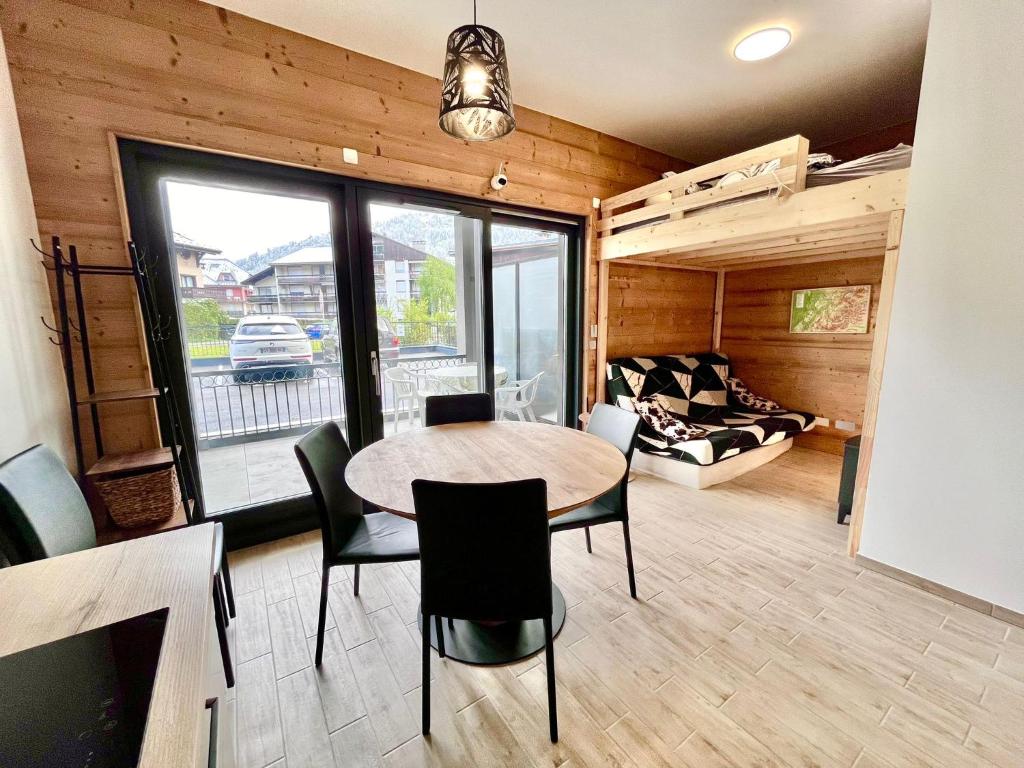 un salon avec une table, des chaises et un canapé dans l'établissement Studio de 31m² idéalement situé aux pieds des remontées mécaniques été/hiver, à Saint-Gervais-les-Bains