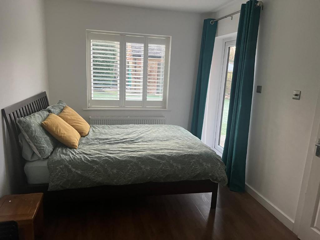 uma cama num quarto com uma janela em 12 Ganderhill em Haywards Heath