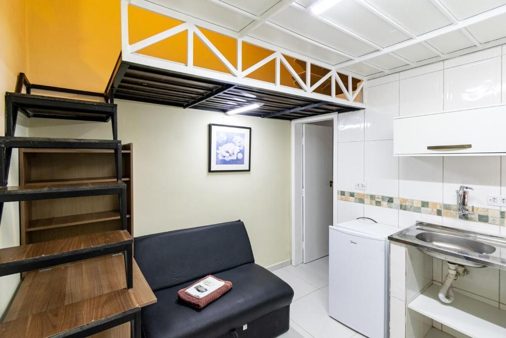 een woonkamer met een stapelbed en een wastafel bij 34 LOFT Duplo · LOFT 900m São Paulo Expo/ 300mts metrô Jabaquara in Sao Paulo