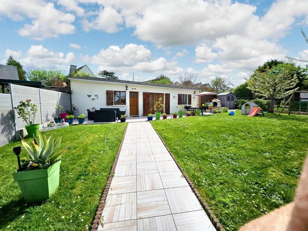 Κήπος έξω από το Maison confortable à Ver-sur-Mer avec jardin privé