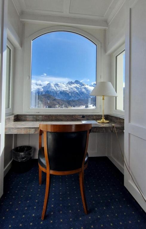 Nespecifikovaný výhled na hory nebo výhled na hory při pohledu z hotelu