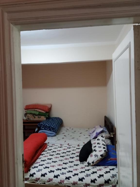 Zimmer mit Etagenbett in einem Zimmer in der Unterkunft جواهر in Kairo