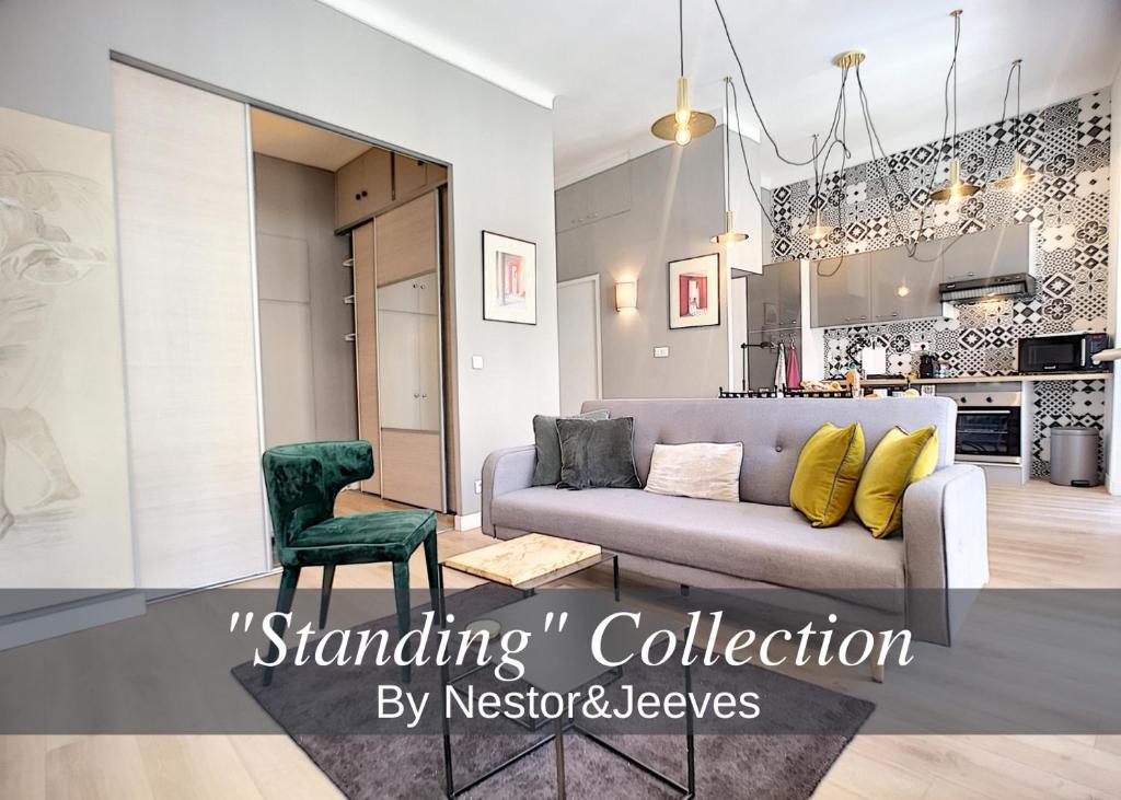 un salon avec un canapé et une cuisine dans l'établissement Nestor&Jeeves - VEGA GIOFFREDO - Hyper center - Close sea and Old Town, à Nice