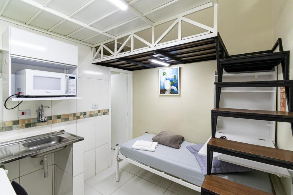 een kleine kamer met een stapelbed en een keuken bij 37 LOFT TRIPLO · Congonhas Airport, Jabaquara Metro, Expo São Paul in Sao Paulo