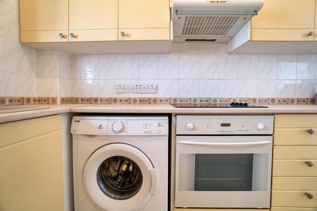 Kuchyň nebo kuchyňský kout v ubytování Kings Palace 2 BED