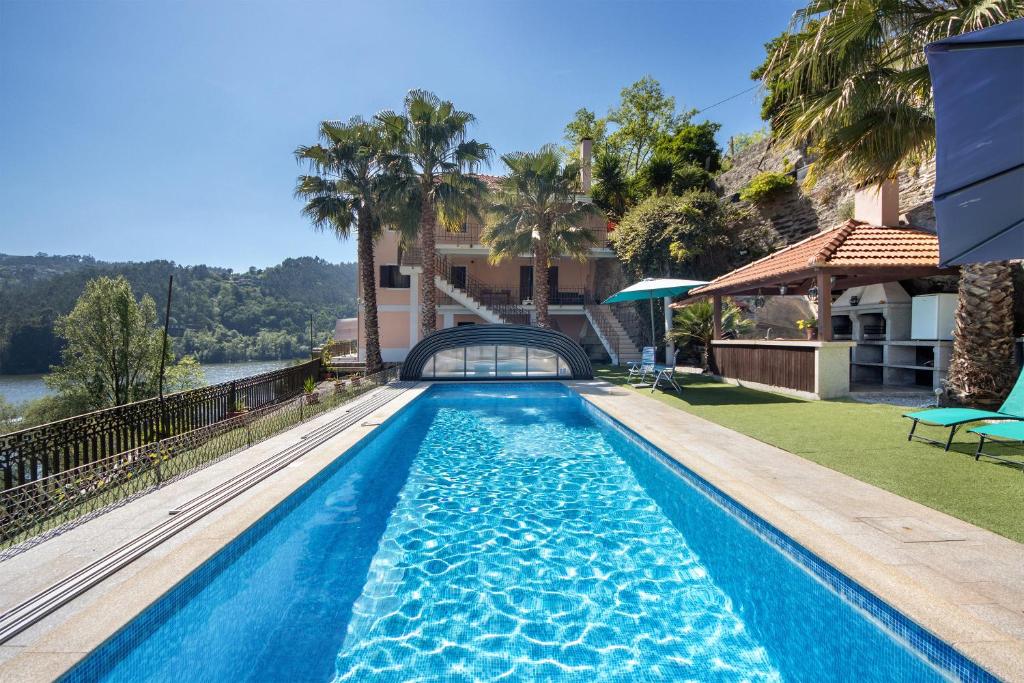 - une piscine dans l'arrière-cour d'une maison dans l'établissement Porto Douro - appartement 1, à Crestuma