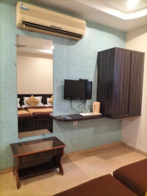 TV a/nebo společenská místnost v ubytování HOTEL SHRI PUSHPANJALI SHIRDI