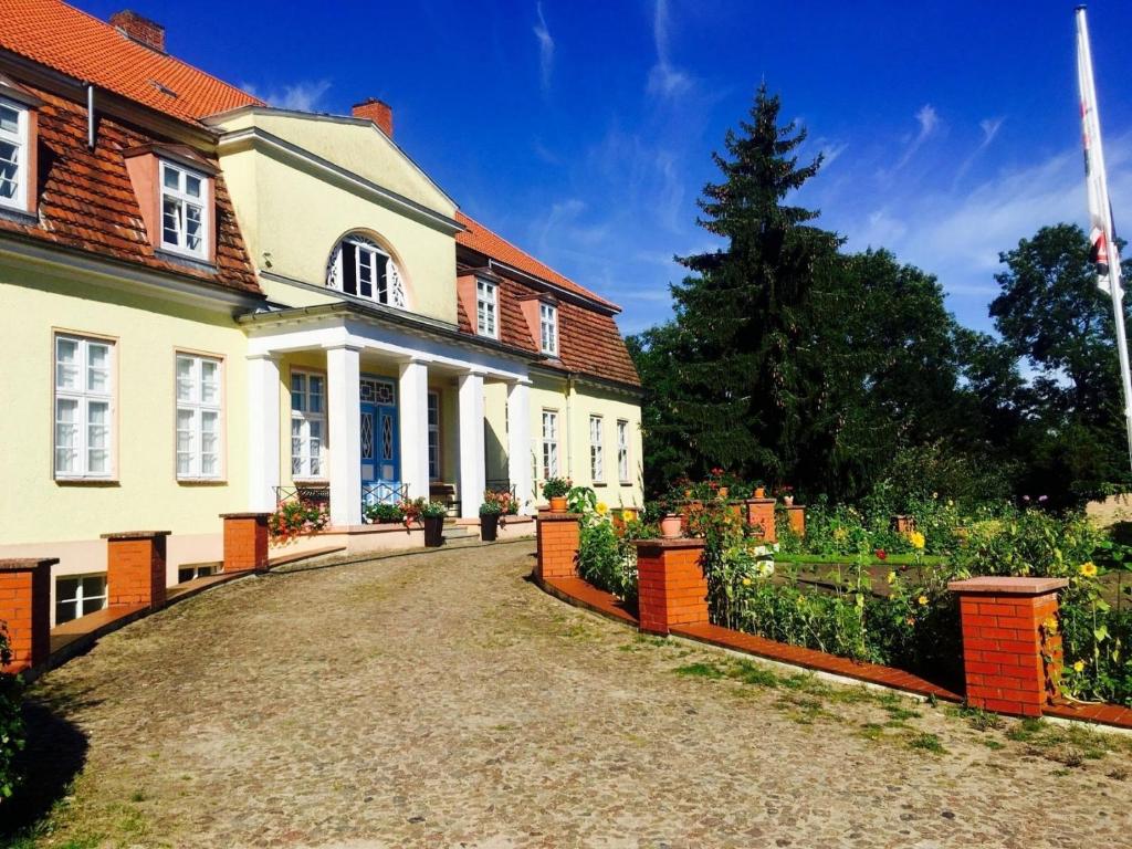 una casa con un jardín delante de ella en 1 Schwerin, en Borkow