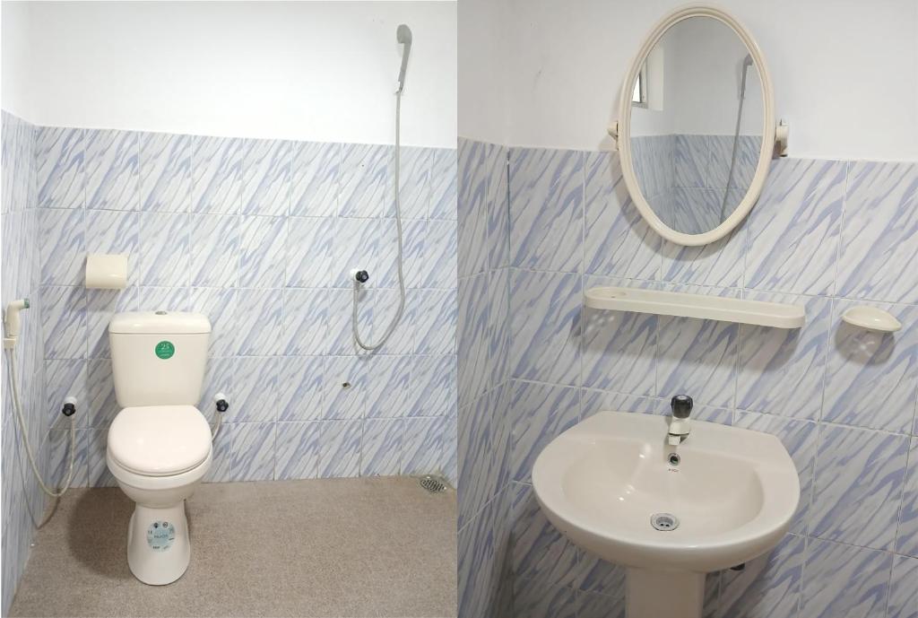 uma casa de banho com um WC, um lavatório e um espelho. em Whiterock Villa em Urelu