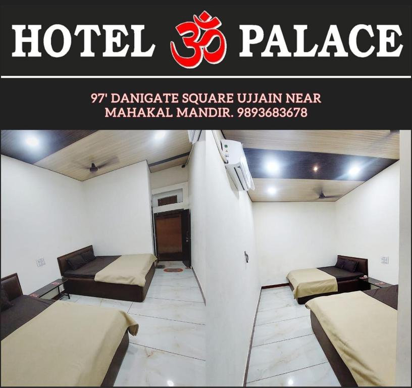 um quarto com duas camas e uma placa para um palácio de hotel em HOTEL OM PALACE em Ujaim