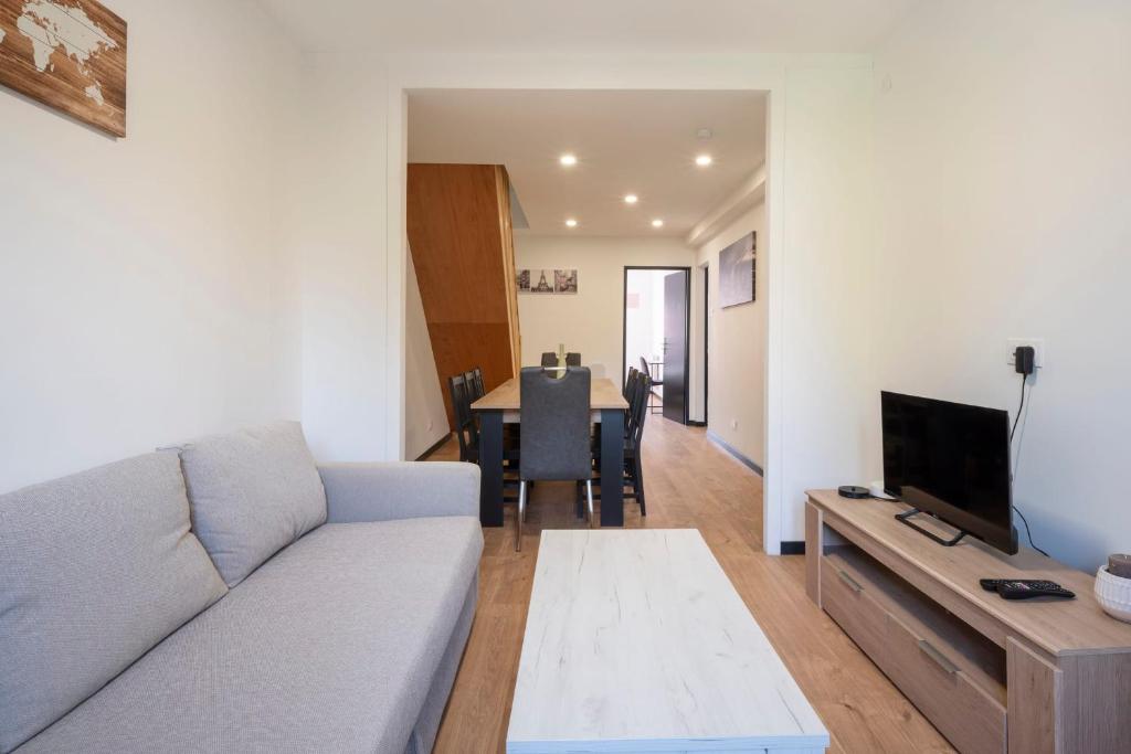 un salon avec un canapé et une table dans l'établissement Le Havre Tervillois, à Terville