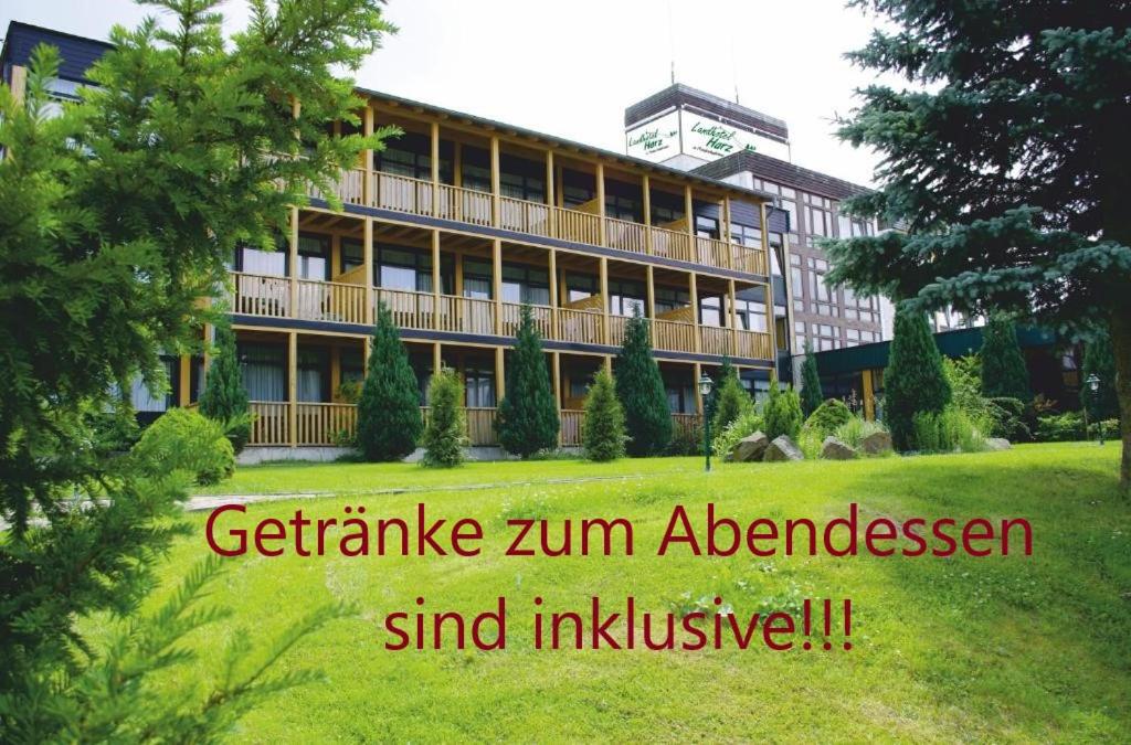un bâtiment avec les mots gerfacturation zim aberdeenserssersigun istg dans l'établissement Landhotel Harz, à Thale