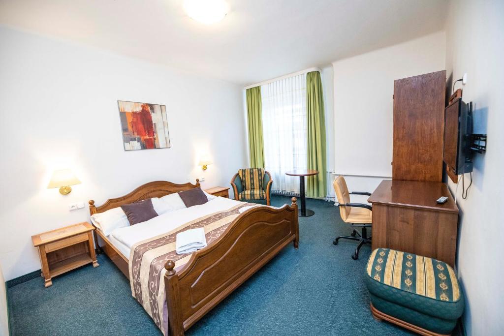 Postel nebo postele na pokoji v ubytování Hotel Grand