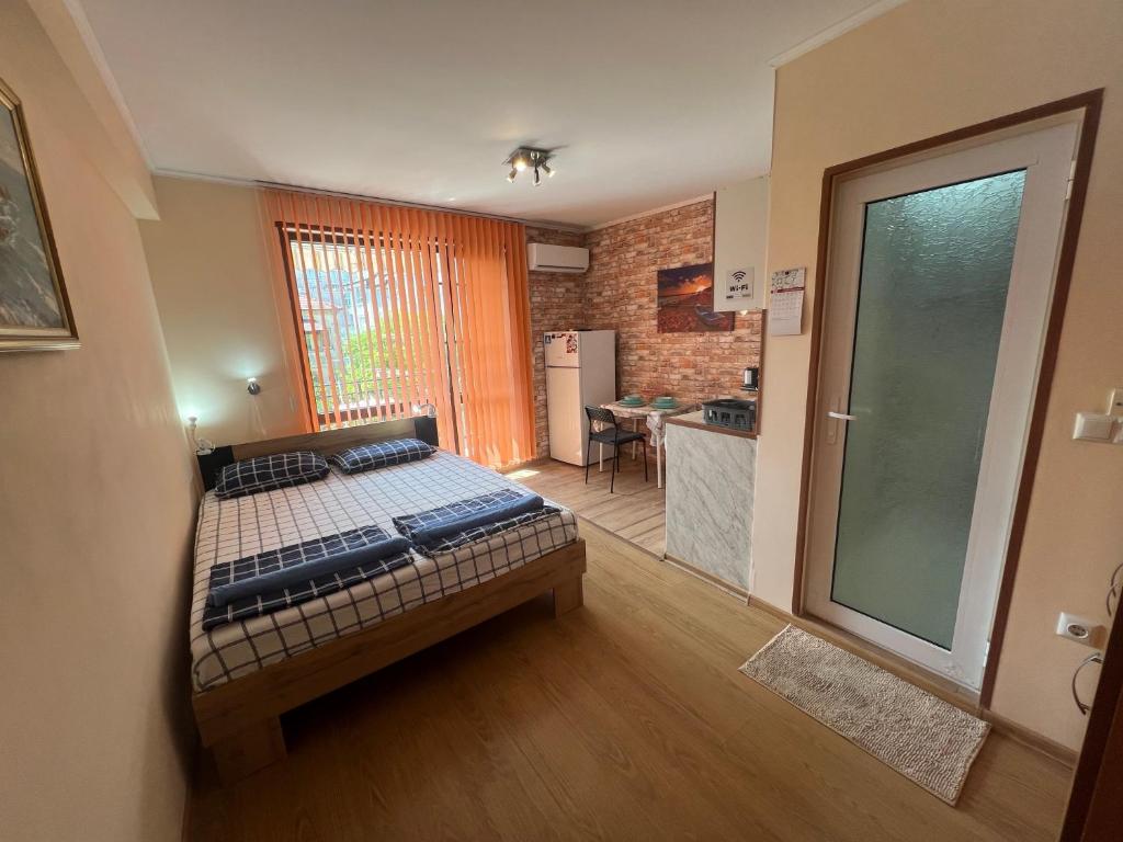 - une chambre avec un lit au milieu d'une pièce dans l'établissement Studio VILI, à Varna