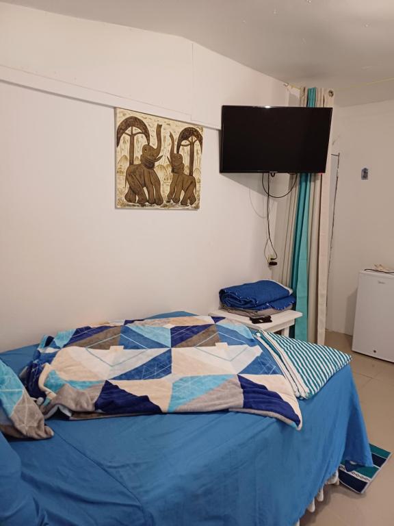 1 dormitorio con 1 cama con edredón azul en Habitación margarita, en Bayahibe