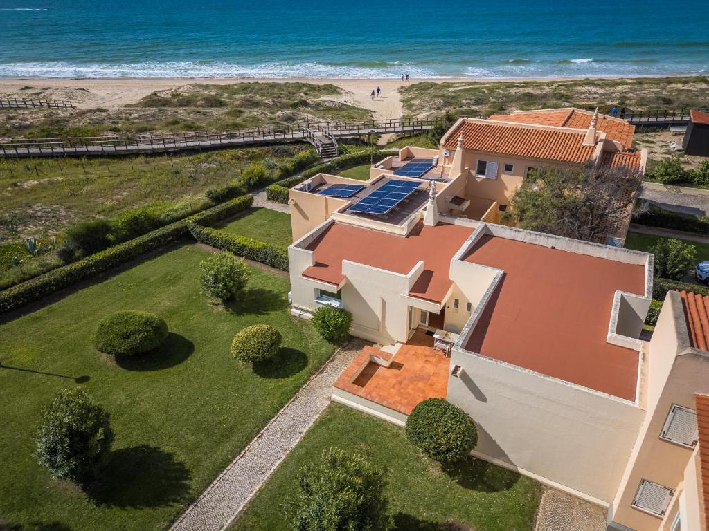 an aerial view of a house with the beach in the background at Villa 4 Alvor in Alvor