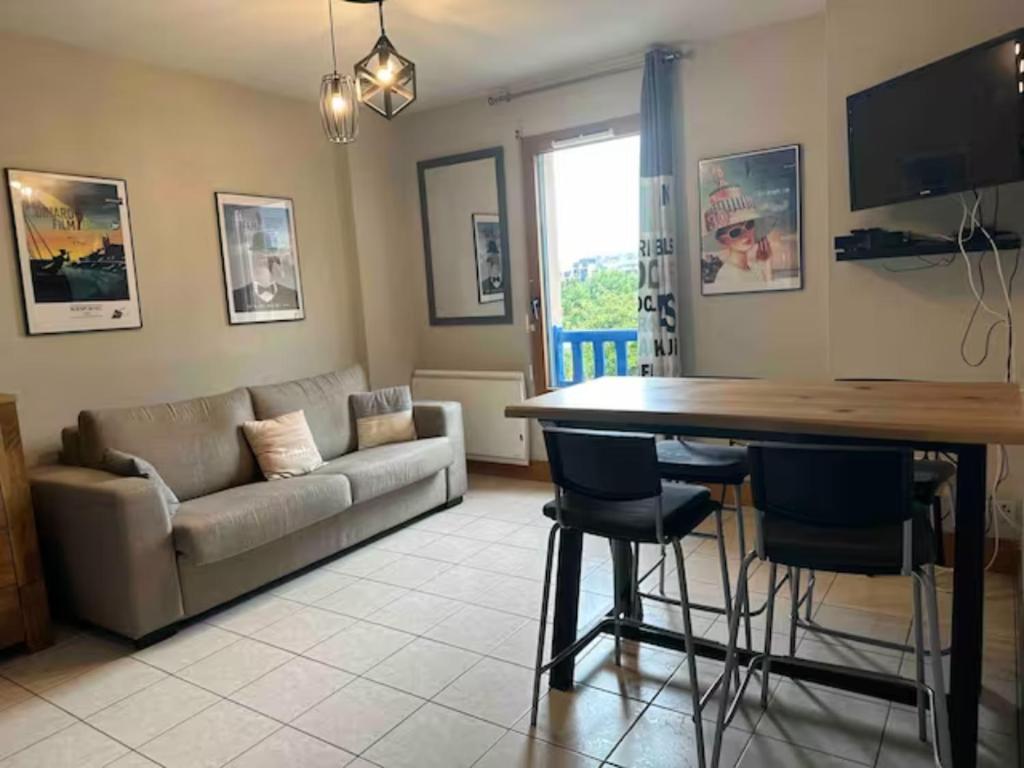 un salon avec un canapé et une table dans l'établissement Appartement T2 Agatha Christie, à Dinard