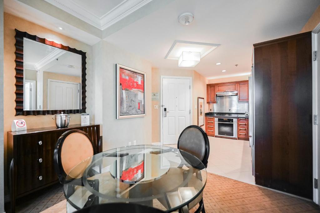StripViewSuites at Signature - ADA One-Bedroom - Balcony