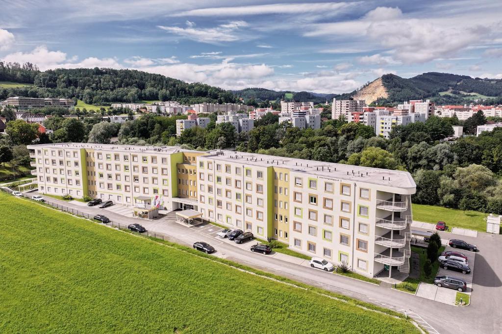 een luchtzicht op een gebouw in een stad bij I AM HOTEL im Living Campus in Leoben