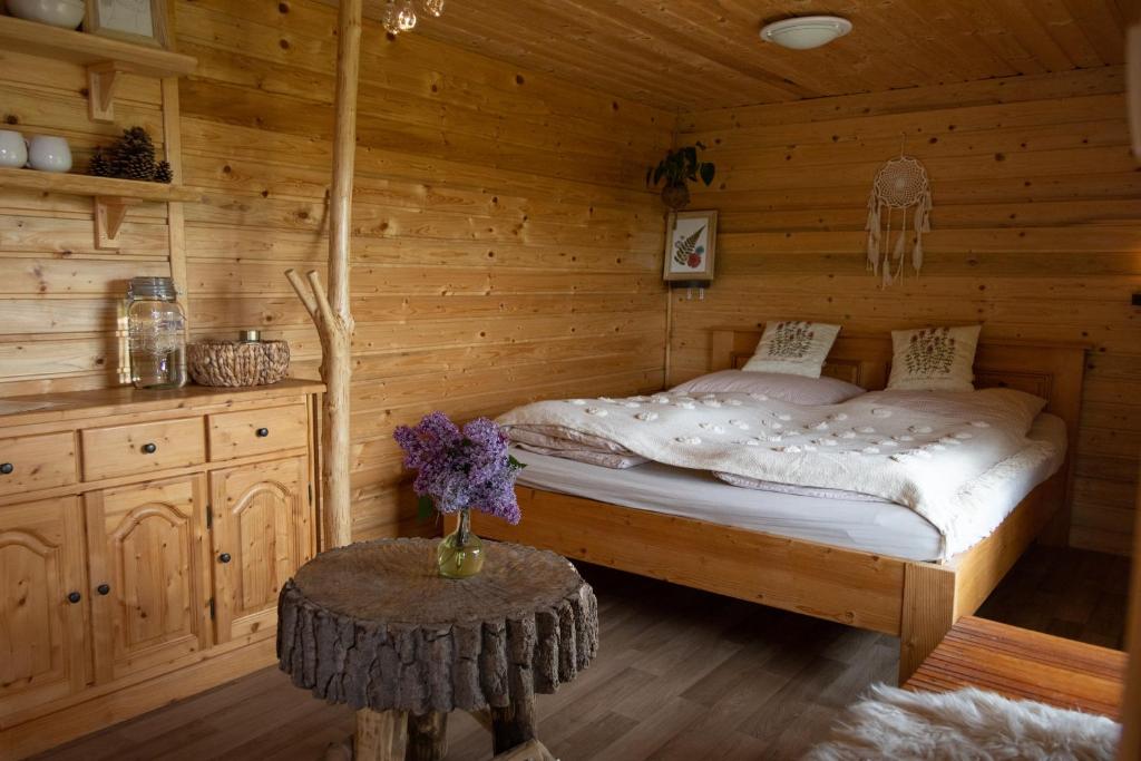 Llit o llits en una habitació de Maringotka