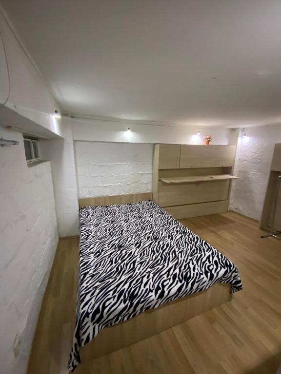 1 cama con estampado de cebra en una habitación en Paradise 4, en Tiflis