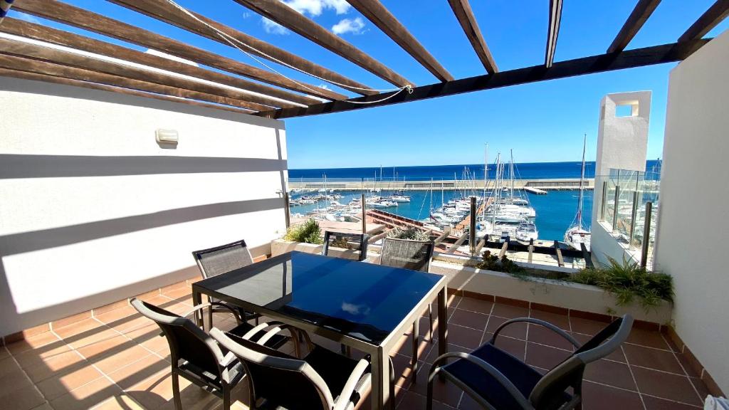 ラメトリャ・デ・マールにあるRMP 32 Residencial Marina del Portのバルコニー(テーブル、椅子、マリーナ付)