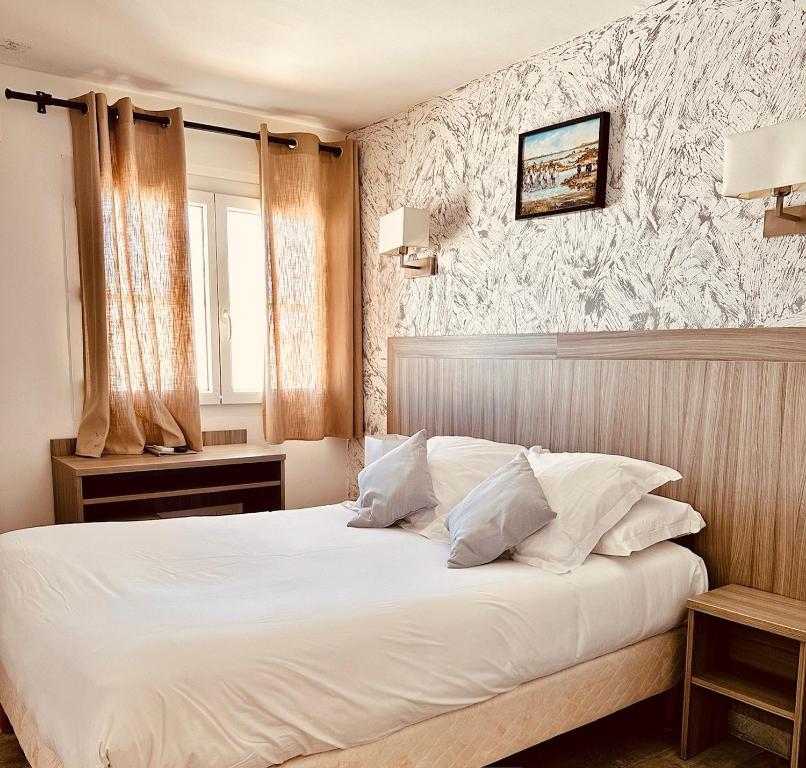 Postel nebo postele na pokoji v ubytování Hotel Les Palmiers En Camargue