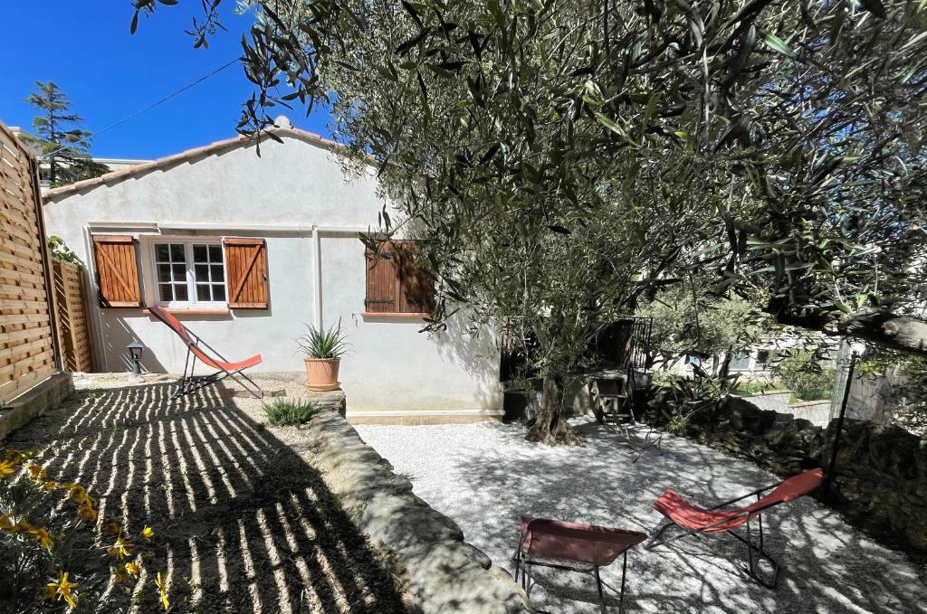 Vonkajšia záhrada v ubytovaní Villa au calme avec jardin, parking, clim, proche de tout !