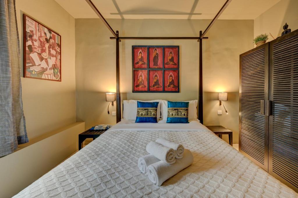 a bedroom with a bed with towels on it at Hostellerie Le Paradou in Lourmarin