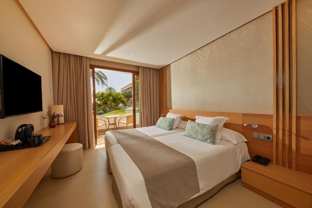 Postel nebo postele na pokoji v ubytování Hotel Son Caliu Spa Oasis