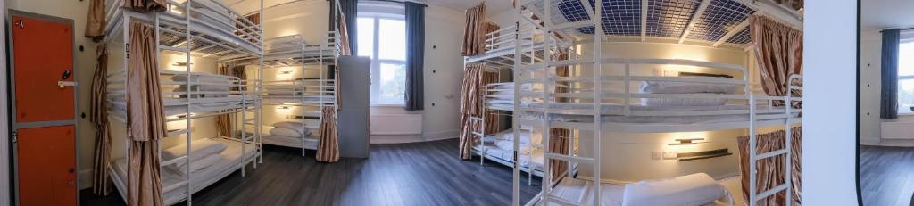 Kuchyň nebo kuchyňský kout v ubytování Book A Bed Hostels