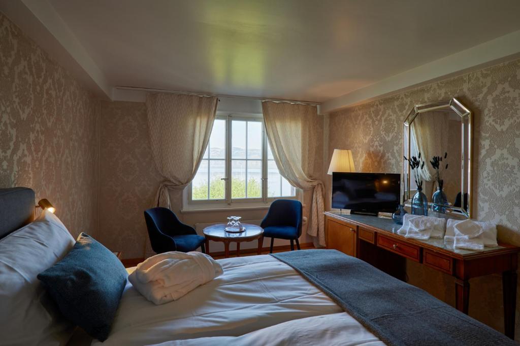 Postel nebo postele na pokoji v ubytování Hotel Schiff am See