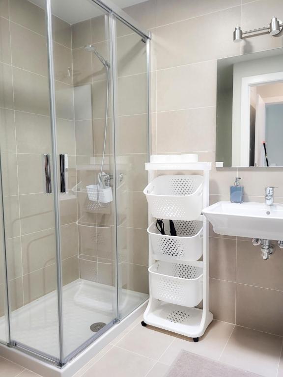 un bagno con doccia e lavandino di Sweet home Abades ad Abades