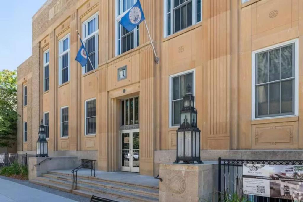 um edifício com bandeiras à sua frente em City Hall Recorder's Office em Rochester
