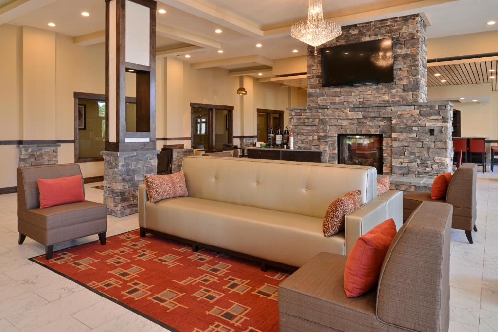 um átrio com um sofá e cadeiras e uma lareira em Quality Inn & Suites Tacoma - Seattle em Tacoma