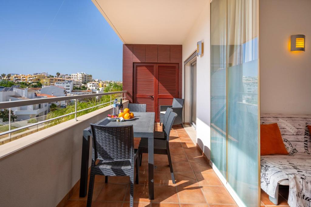 einen Balkon mit einem Tisch und Stühlen sowie Aussicht in der Unterkunft Tourismer C in Lagos