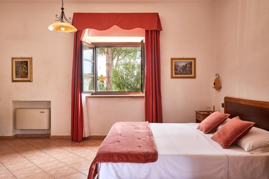 Postel nebo postele na pokoji v ubytování Hotel Fattoria Belvedere