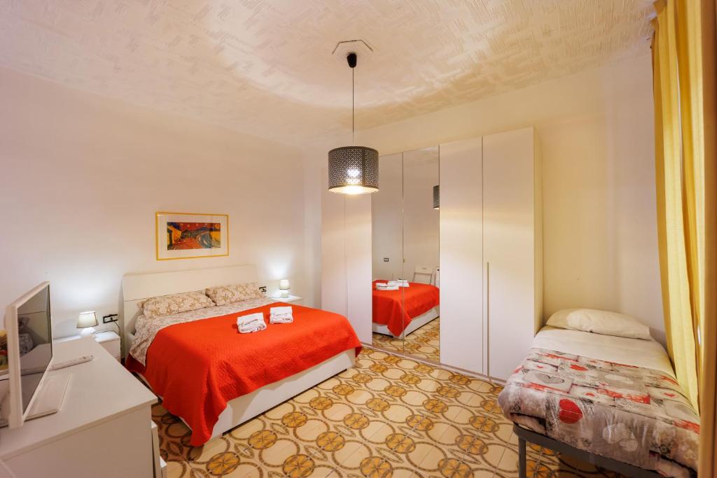 ナポリにあるPeddy Houseのベッドルーム(ベッド2台、テレビ付)