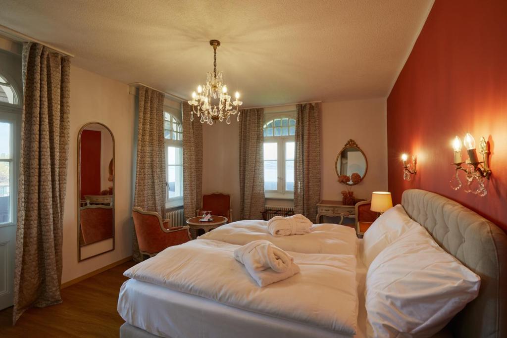 Postel nebo postele na pokoji v ubytování Hotel Schiff am See