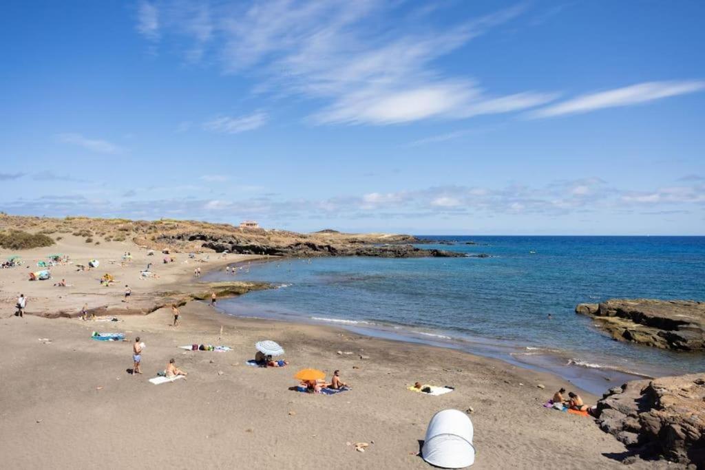 un gruppo di persone su una spiaggia vicino all'oceano di Sweet home Abades ad Abades