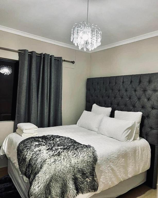 A bed or beds in a room at Sea Point Airbnb