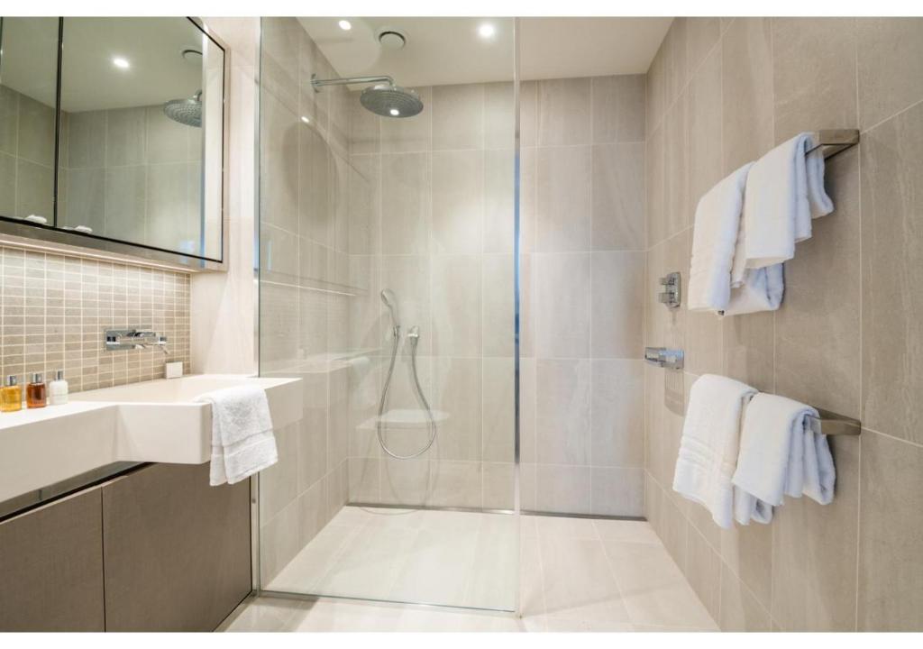 Elegant and Modern Apartments in Canary Wharf right next to Thames - Superior Studio