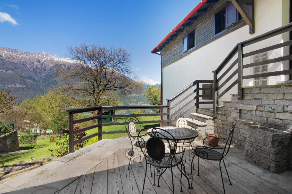 d'une terrasse avec une table et des chaises. dans l'établissement Natura e Relax, à Sacco