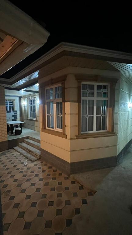 un pequeño edificio con una habitación con ventanas en Avocado en Bishkek