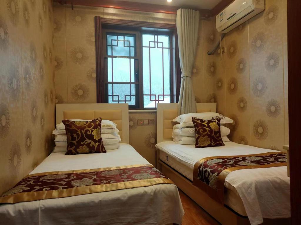 Postel nebo postele na pokoji v ubytování Tianjin Huangyaguan Great Wall Home Hotel
