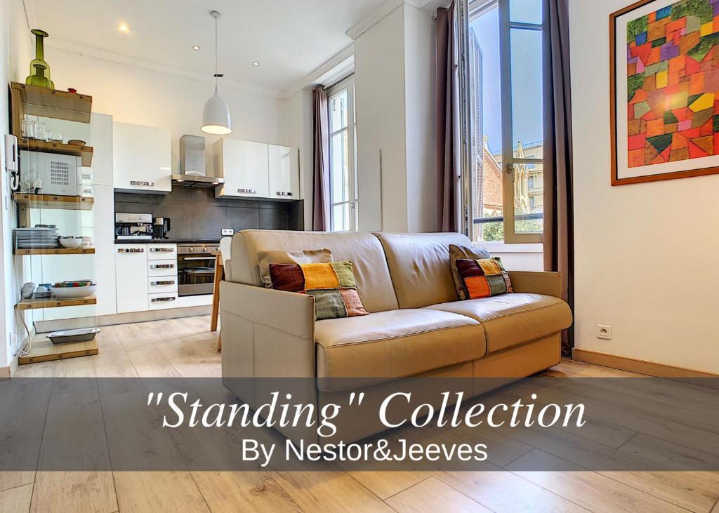 un salon avec un canapé et une cuisine dans l'établissement Nestor&Jeeves - COTE JARDIN - Central - Close sea, à Nice