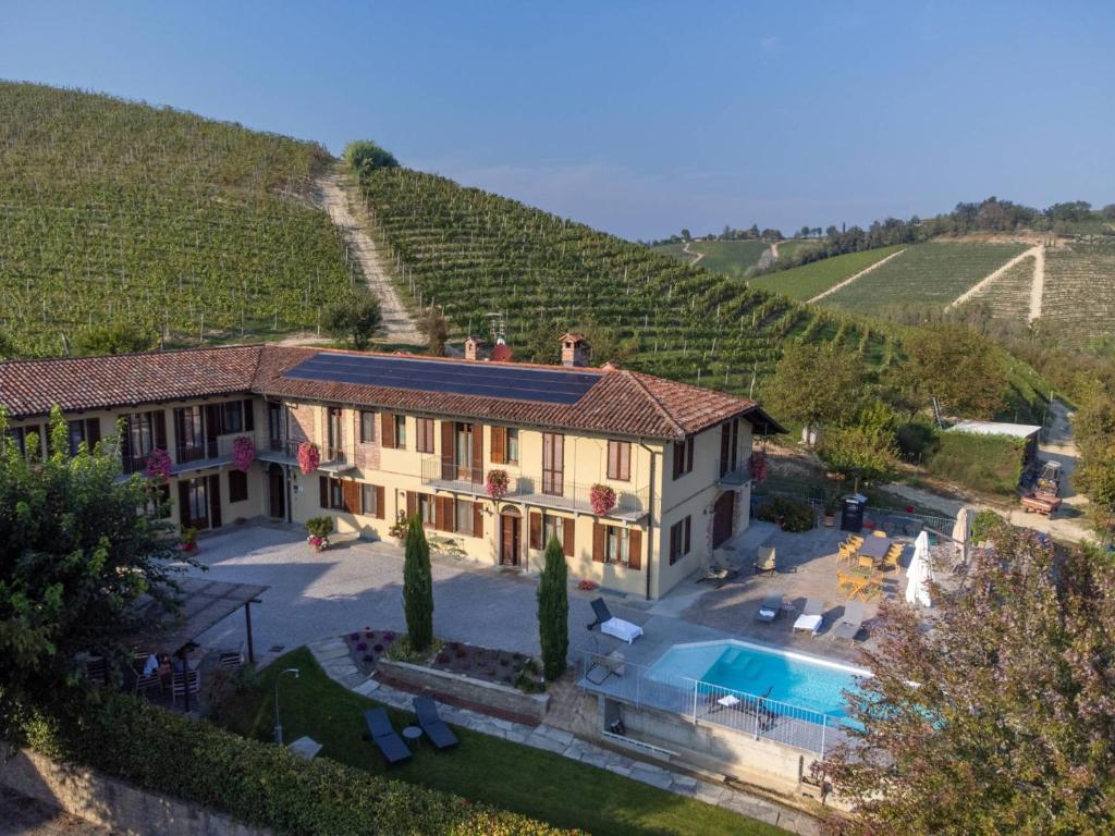 eine Luftansicht eines Hauses in einem Weinberg mit einem Pool in der Unterkunft Casa Ressia in Alba